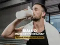 Mężczyzna pije białko po treningu. Czy białko przed czy po treningu redukcja jest lepsze? Sprawdź, kiedy naprawdę działa!