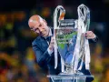 Zinedine Zidane z pucharem Ligi Mistrzów. To on wie, kto wygrał ligę mistrzów.