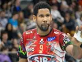 Siatkarz Wilfredo Leon w czerwonej koszulce z numerem 9. Jego zarobki budzą zainteresowanie fanów siatkówki.