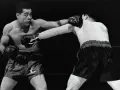 Joe Louis, jeden z najlepsi bokserzy w historii, w akcji na ringu.