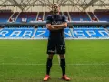 Piłkarz Tymek Puchacz w koszulce Trabzonspor z numerem 72, stoi na murawie stadionu.