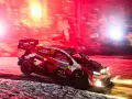 Rajdowy samochód z numerem 99 w ogniu czerwonych rac i świateł. Gdzie oglądać motowizję?