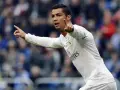 Cristiano Ronaldo, znany z imponującego wzrostu, w białej koszulce Realu Madryt.
