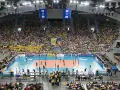 Widok na pełną trybunę Atlas Arena podczas meczu siatkówki. Tysiące kibiców w żółtych barwach tworzy gorącą atmosferę.