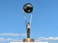 Trofeum "Mistrz Polski" czeka na swojego właściciela. Kto z kim w ostatniej kolejce ekstraklasy powalczy o ten puchar?