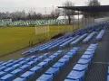 Puste niebieskie krzesełka na stadionie Warty Poznań czekają na kibiców.