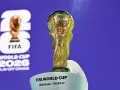 Złote trofeum FIFA World Cup na tle logo turnieju 2026. Już niedługo dowiemy się, kiedy otwarcie mistrzostw świata w piłce nożnej!