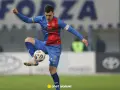 Piłkarz Piasta Gliwice w akcji, kontroluje piłkę nogą. Mecz Piast Gliwice – Wisła Płock.