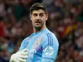 Bramkarz Realu Madryt, Thibaut Courtois, w jasnoniebieskiej koszulce z rękawicami, gotowy do obrony.