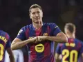 Robert Lewandowski w barwach Barcelony, z dumą prezentuje swoje osiągnięcia. Ciekawe, ile zarabia Lewandowski w Barcelonie, patrząc na jego zaangażowanie.