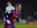 Gavi z zabandażowaną ręką, mimo kontuzji, krzyczy na boisku w barwach FC Barcelony.