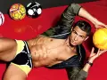 Cristiano Ronaldo, mimo swojego wieku, prezentuje imponującą formę. Na zdjęciu leży na czerwonym tle z piłkami nożnymi.