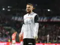 Piłkarz w koszulce z napisem "Miasto Niepołomice" na tle trybun. Przebieg: Wisła Kraków – Puszcza Niepołomice.