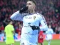 Piłkarz Pogonii Szczecin całuje rękę po golu w meczu z Widzewem Łódź.