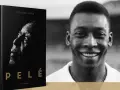 Książka "Pelé" Stéphane'a Cohena obok uśmiechniętego portretu legendy futbolu.