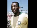 Uśmiechnięty Pelé w żółtej koszulce z herbem Brazylii. Jego niesamowite pelé statystyki mówią same za siebie.