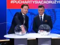 Dwóch mężczyzn w garniturach losuje piłki z kul. Kto wygrał Puchar Polski w piłce nożnej?