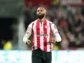 Piłkarz Igor Thiago w koszulce Brentford FC z logo Hollywoodbets.