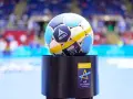 Piłka do piłki ręcznej na podium z logo EHF Champions League. Gdzie oglądać mecze?
