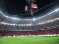 Stadion Narodowy w Warszawie, z pełną widownią, która tworzy biało-czerwony wzór. Jego imponująca pojemność robi wrażenie.