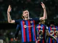 Robert Lewandowski, lider klasyfikacji strzelców La Liga, świętuje bramkę.