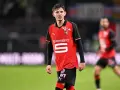 Piłkarz Stade Rennais w czerwonej koszulce z numerem 5, gotowy do gry przeciwko OGC Nice.