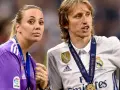 Luka Modrić z żoną, świętujący zwycięstwo. Marzy o tym, by jego luka modric dzieci też kiedyś nosiły takie medale.