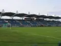 Pusta trybuna i zielona murawa stadionu Siarki Tarnobrzeg czekają na emocje kibiców.