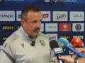 Trener Motoru Lublin udziela wywiadu. Na tle logotypy sponsorów, m.in. Lotto i Tublin.