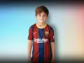 Chłopiec w koszulce FC Barcelona, Thiago Messi, wygląda na swój wiek.