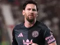 Lionel Messi, kapitan Interu Miami, w czarnej koszulce z różowymi detalami. Właśnie tu gra Messi, zdobywając kolejne gole.