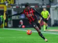 Piłkarz A.C. Milan w akcji podczas meczu z Lazio.