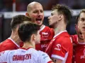 Byli siatkarze polscy w czerwonych strojach, w emocjonalnym geście jedności na boisku.