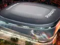 Nowoczesny stadion w Madrycie, Santiago Bernabéu, lśni w nocnym świetle.