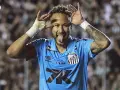 Neymar w niebieskiej koszulce Santos z charakterystycznym gestem i wystawionym językiem. Tak wygląda boisko, gdzie gra Neymar.