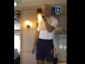 Młody mężczyzna z blond włosami, w koszulce i granatowych spodenkach z numerem 33, trzyma mikrofon. W tle logo İstanbul Başakşehir.