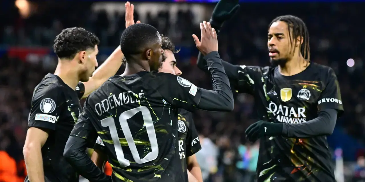 Piłkarze PSG świętują bramkę. Ousmane Dembélé z numerem 10 na plecach, Nuno Mendes i inni cieszą się po udanej akcji. Jaki dziś mecz piłki nożnej!