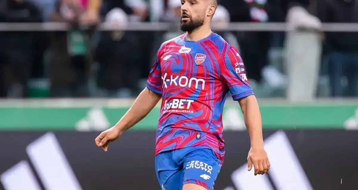 Piłkarz Rakowa Częstochowa w barwach klubowych, gotowy do gry przeciwko Cracovii.