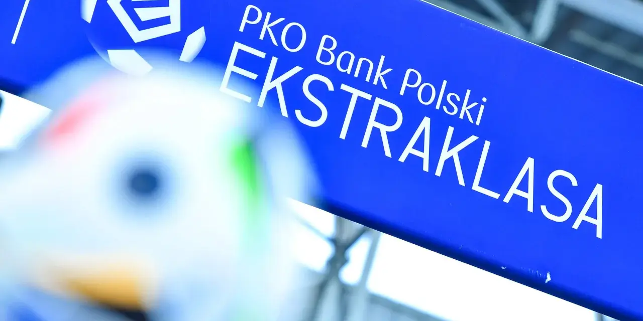 Niebieska tablica z logo PKO Bank Polski i napisem EKSTRAKLASA. W tle piłka nożna, gdy terminarz ekstraklasy.