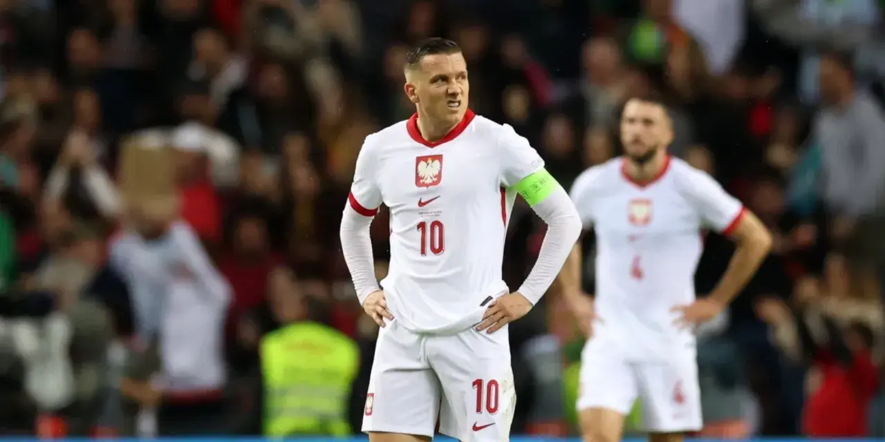 Piłkarz reprezentacji Polski w piłce nożnej mężczyzn z numerem 10 na koszulce, w meczu przeciwko reprezentacji Szkocji.