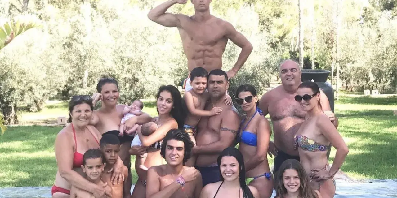Ronaldo z rodziną w basenie. Ile dzieci ma Ronaldo? Na zdjęciu widać jego dzieci i bliskich.