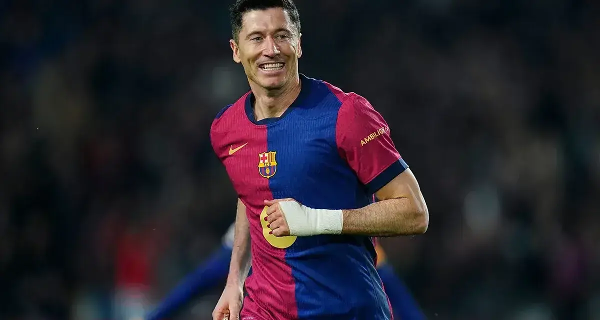 Robert Lewandowski w barwach Barcelony, jeden z najlepszych napastników świata, cieszy się po strzelonej bramce.