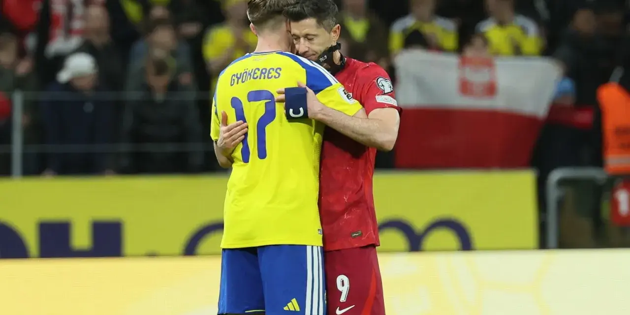 Robert Lewandowski obejmuje zawodnika w żółtej koszulce. Czy Polska jedzie na mundial?