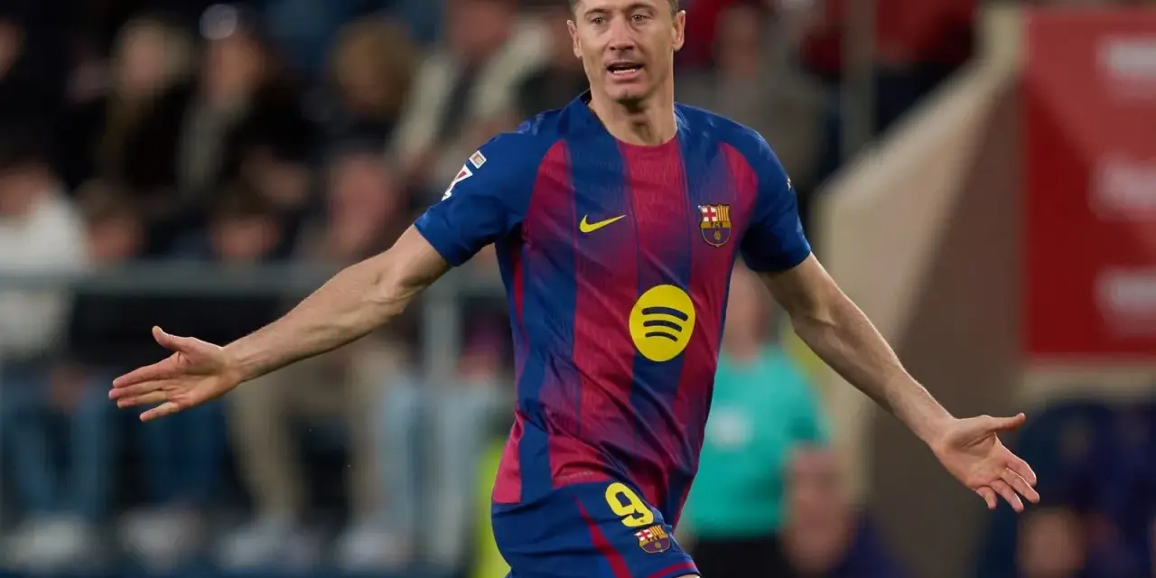 Piłkarz Robert Lewandowski w koszulce FC Barcelony z numerem 9, z rękami rozłożonymi na boki.