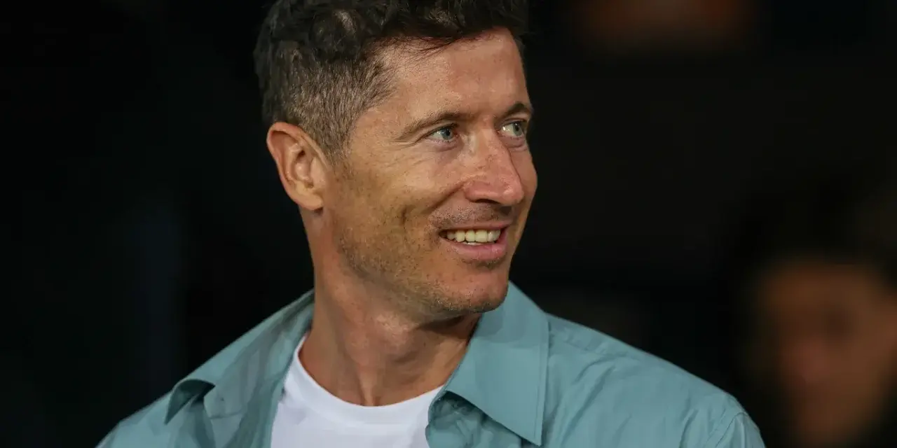 Uśmiechnięty Robert Lewandowski, zastanawiamy się, ile języków zna Robert Lewandowski, grając w międzynarodowych klubach.