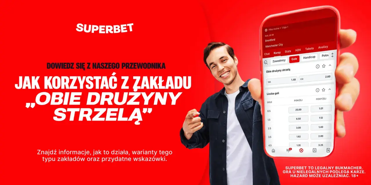 Młody mężczyzna pokazuje smartfon z aplikacją bukmacherską Superbet, gdzie widoczny jest zakład "obie drużyny strzelą".