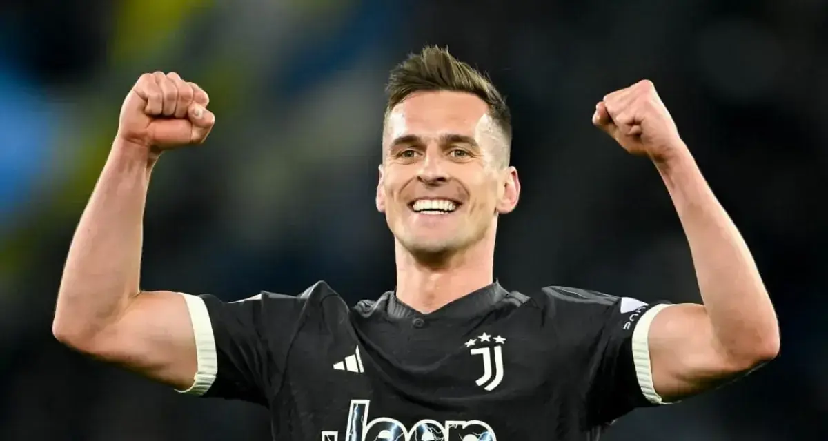Piłkarz Juventusu, Wojciech Szczęsny, cieszy się ze zwycięstwa. Fani zastanawiają się, ile zarabia Milik, gdy widzą jego sukcesy.