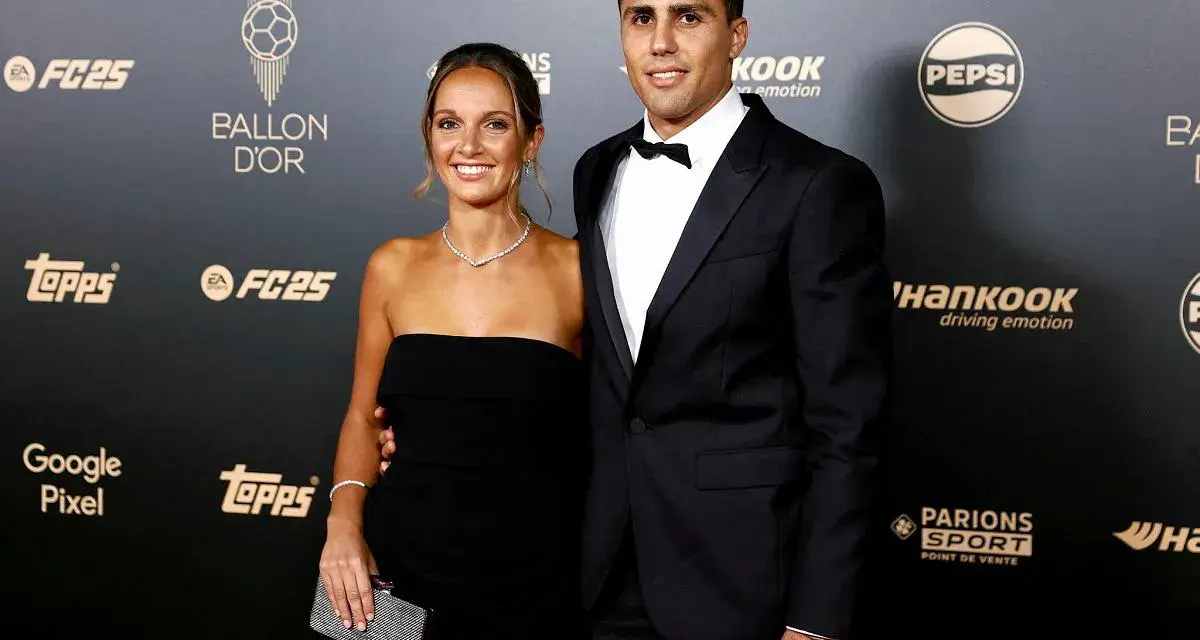Para młoda na gali Ballon d'Or. On w eleganckim garniturze, ona w czarnej sukni. Może to najmłodszy zdobywca złotej piłki?