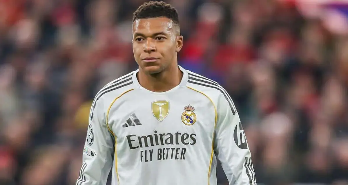 Kylian Mbappé w białej koszulce Realu Madryt. Zastanawiasz się, ile Mbappé zarabia na minutę?