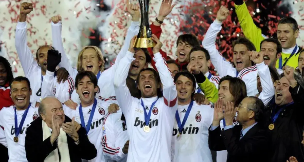 Piłkarze Milanu świętują zdobycie pucharu. To ich siódmy triumf, co odpowiada na pytanie, ile razy AC Milan wygrał Ligę Mistrzów.